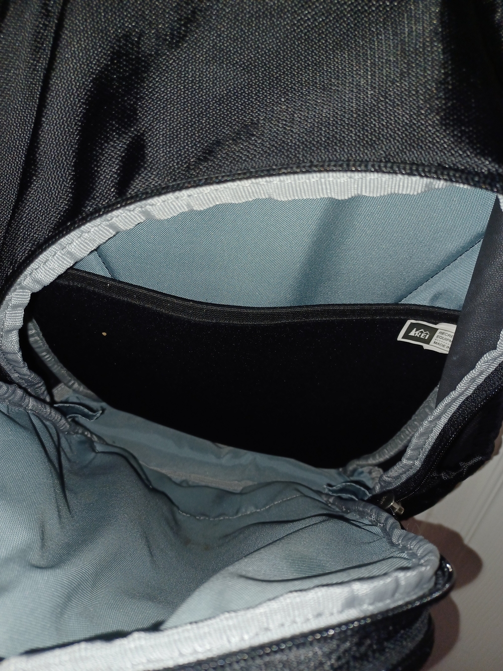 REI Black Men’s Sling Bag - Lightweight Everyday Carry - Picture 6 of 9